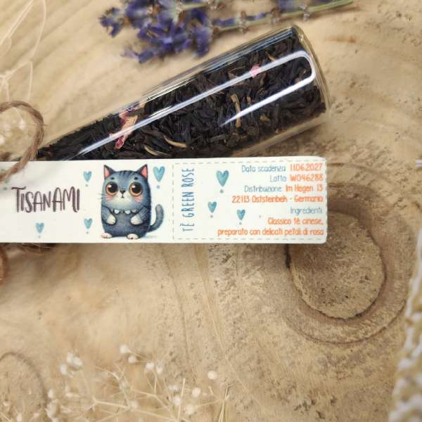 Te verde con petali di rosa in provetta di vetro